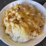 はらや TORI PAITAN RAMEN - チーズご飯にたっぷりとスープをかける