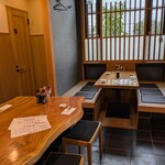 まぐろのみなみ - ２人席✕  ５　・　4人席✕２    ・　６人席✕１　店内はジャズが流れてました