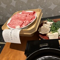 すき焼きと牛まぶし ももしき - メインのすき焼き