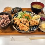 四歩 - Aセット　税込¥1430   お味噌汁温かぁ〜。唐揚げもアツアツ（少〜しだけ油が酸化してる？私がヘタレな胃だからかも。）