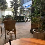 ジージーコー - 私の席からの眺め　正面奥に京橋二丁目交差点が見えます