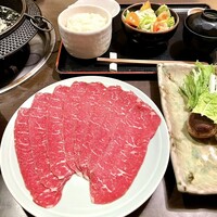 牛幸 本店 - いちぼ すき焼き
                    すき焼き、サラダ、漬物、ご飯、味噌汁、ゆずシャーベットのセット
