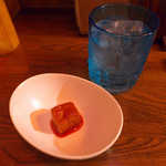 琉球居酒屋めーごーさぁー - 琉球王朝ロック（￥700）、豆腐よう（￥480）。まるで、クリームチーズの味噌漬け