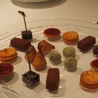 ロドラント ミノルナキジン - Petits　fours小菓子
                小さなお菓子がたくさんあり、こういう感じ大好きです。