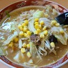 らーめん コタン - コタンらーめん(税込950円)
トッピングは炒めた豚肉、甘藍、人参、玉葱、玉蜀黍、韮、糵、木耳、豆腐
スープは味噌バターでコクのある旨み、濃い味わい
麺は中太縮れ麺でハリもコシも弱い軟らか仕上げ