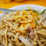 ラーメンエース - 汁なし担々麺　ニンニク少し　卵黄をぷしゅっと