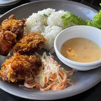 Ginger’s Beach Omiya - フレーク状の衣がガリっと食感、中はジューシーです