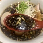 麺や 田むら - ほんのり酸味を感じる少しエッジの効いたスープ