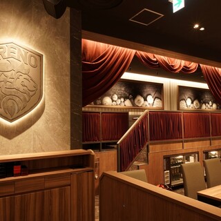 欧州の劇場を連想させるバルコニー席は店内が一望できる特別感。