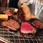 かんてきホルモン 焼肉 蔓 - おにぎり君がええ感じなってますｗｗ