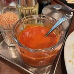 麗郷 - テーブルにあった辛いソースを、腸詰にチョンして食べたら最高。