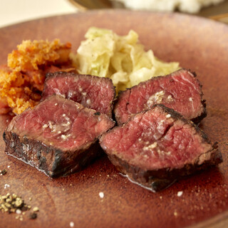 薪火グリルで焼き上げるスモーキーでジューシーなお肉料理