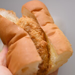 チョウシ屋 - コロッケパン(コッペパン)＠税込390円：これで半分