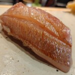 すしやのたい悟 - 春子鯛酢〆の握りは真鯛の赤ちゃんですが私的には真鯛よりも好みなんです♪