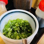 ふぅふー亭 - 薬味はたっぷりのネギとゴマ