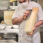 陳家私菜 - 刀削麺を削る様子