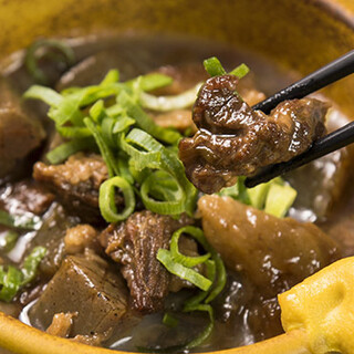 広島名物に韓国料理まで、とにかく多彩なフードメニュー！