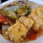 食堂 色川 - 令和6年11月 ランチタイム(11:30〜14:00)
      日替わりランチ 税込600円
      いか天野菜あんかけ、小鉢、生卵、ご飯、みそ汁、漬けもの