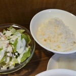 キッチン ブルー グローブ - サラダ、ご飯のアップ、右下にはお新香 (サービス)