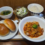 キッチン ブルー グローブ - 鶏もも肉と茸のカチャトーラ　ロールパン添え