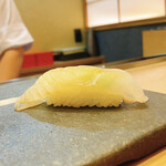 浅草寿司場 ひなと丸  - 活け〆のひらめ