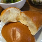 キッチン ブルー グローブ - ロールパンを半分にして