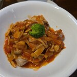 キッチン ブルー グローブ - 鶏もも肉と茸のカチャトーラのアップ