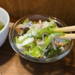 キッチン ブルー グローブ - サラダをいただく