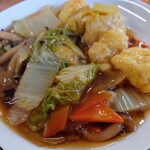 食堂 色川 - 令和6年11月 ランチタイム(11:30〜14:00)
      日替わりランチ 税込600円
      いか天野菜あんかけ、小鉢、生卵、ご飯、みそ汁、漬けもの