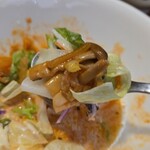 キッチン ブルー グローブ - 残りのチキンとサラダ