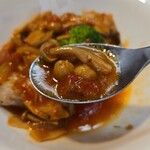 キッチン ブルー グローブ - トマト、ピーンズ、茸が入っています