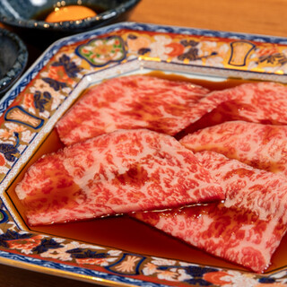 霜降りの佐賀牛を濃厚な卵黄でいただく「天使の霜降りすき」