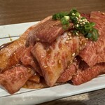 炭火焼肉 牛和鹿 本店 - 漬けこみカルビ（200g）