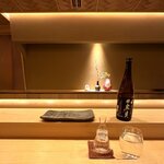 271790113 - 画角が狭いのですが、11席あるＬ字カウンターなので、明るく広々としています