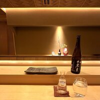鮨 いしやま - 画角が狭いのですが、11席あるＬ字カウンターなので、明るく広々としています