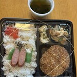 ソーラス - 料理写真:税込み400円のメンチカツ弁当とサービスのお味噌汁