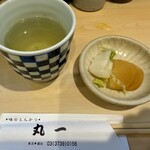 丸一 - テーブルにセットされたお茶と漬物