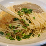 弘明寺丿貫 - 和え玉の麺の下に油ダレ