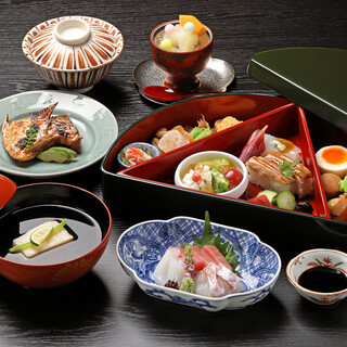 季節の味覚を取り入れた、鮮やかな彩りに心躍るお弁当もご用意