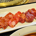 焼肉 黄金の牛 - カルビとハラミ