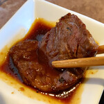 焼肉 黄金の牛 - カルビに辛口たれをたっぷりと