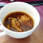 ベイクオーレ - スープカレーは辛口でけっこう胡椒が効いてます。