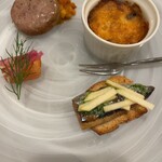 la falaise - 前菜盛り合わせ(オオモミダケのウニ風味グラタン、秋刀魚のタルティーヌ、自家製スモークサーモン、自家製ソーセージのソテー)