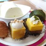 ベイクオーレ - スイーツはどれも小さめで、つい欲張ってしまいがち。