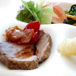 ベイクオーレ - 仔羊のローストは肉厚で、独特の味ですが臭みはなく食べやすい。