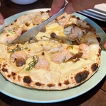 カネ保水産 - 北海道秋味とキノコのレモンクリームソースピザ