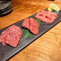 銀座 山科 - 極選部位3種の塩焼き
                写真の左から肉厚ハラミ、挟み昆布ヒレ、ミルフィーユタン