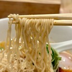 開運橋通 ふじ原 - 【温玉辛味噌そば】の細縮れ麺