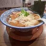 秋刀魚中華そば生粋 - ワンタン3つ、赤ワイン煮卵、チャーシュー2枚と豪華✨