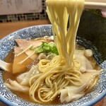 秋刀魚中華そば生粋 - ストレートで角の立つ中華麺